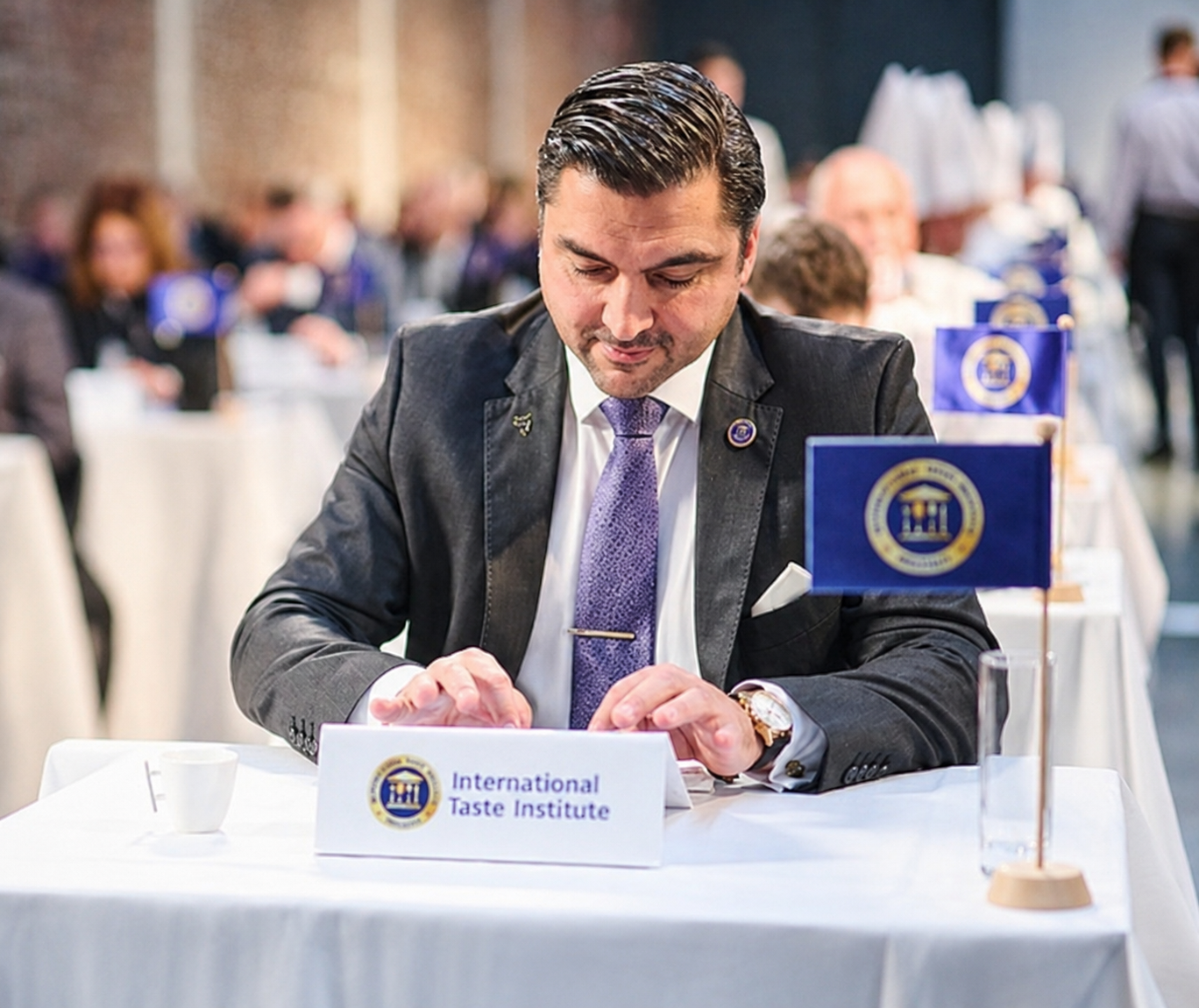 Jurado del International Taste Institute evaluando productos en Bruselas